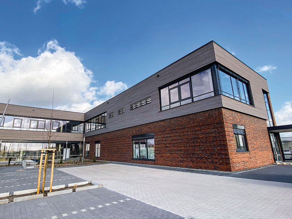 Zentrale der Bäckerei Meyer in Wahrenholz mit roter Back-Stein-Fassade