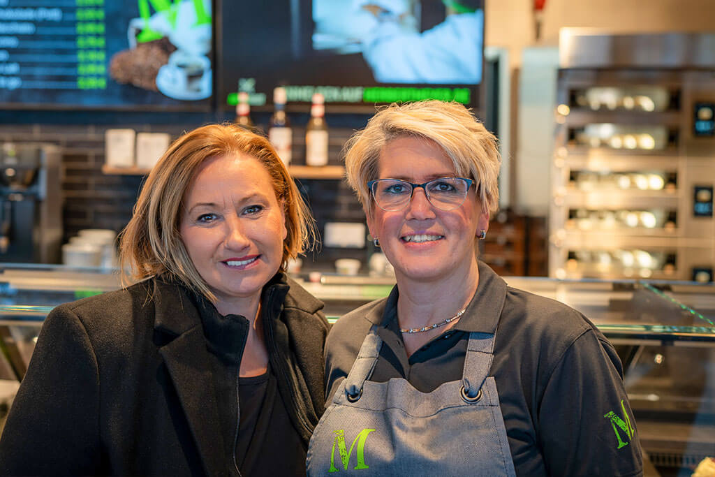 Zwei freundliche Mit-Arbeiterinnen der Bäckerei Meyer in der Filiale