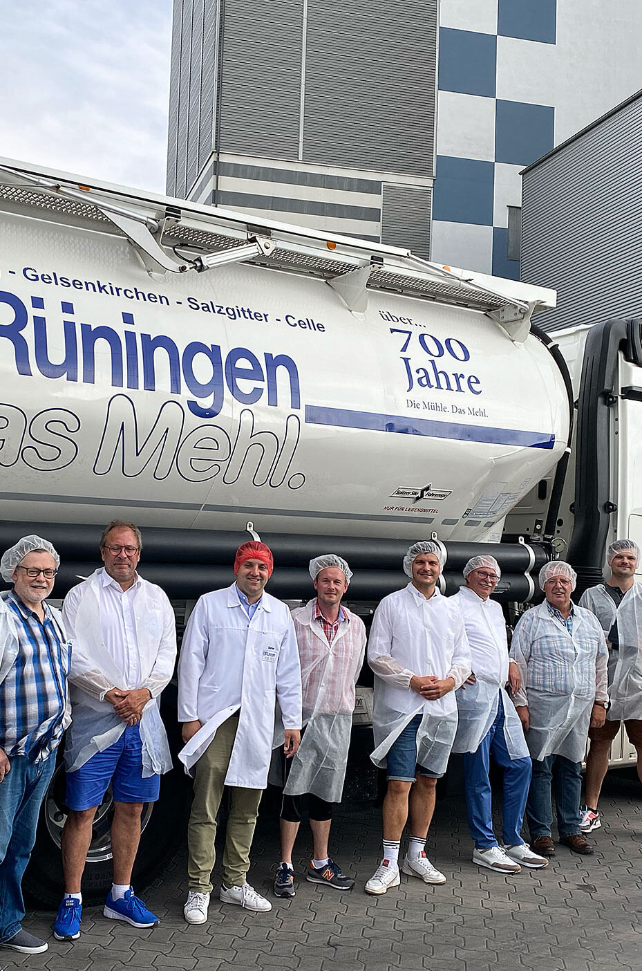 Team der Mühle Rünigen vor dem Firmen-Gebäude - Partner der Bäckerei Meyer