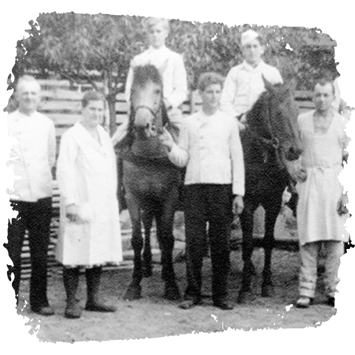 Unsere Auslieferung 1946: Das Team der Bäckerei Meyer mit den Pferden für die traditionelle Backwarenlieferung